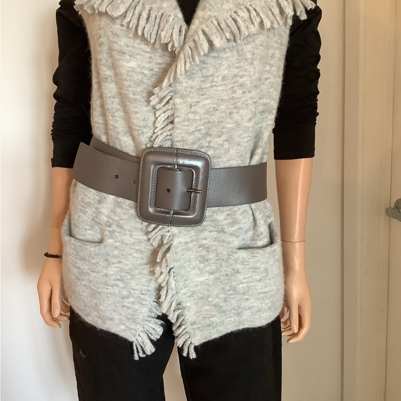 beautiful soft and stylish cardigan for any occasion - Picture 2 of 3